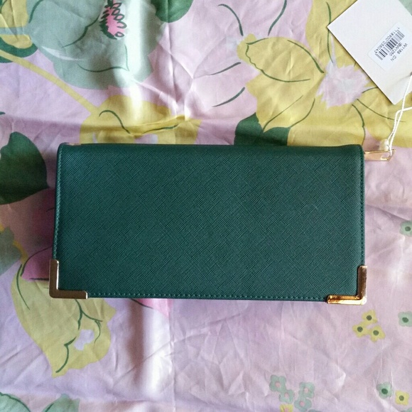 ISABELLE Accessories - NWT emerald green wristlet/wallet